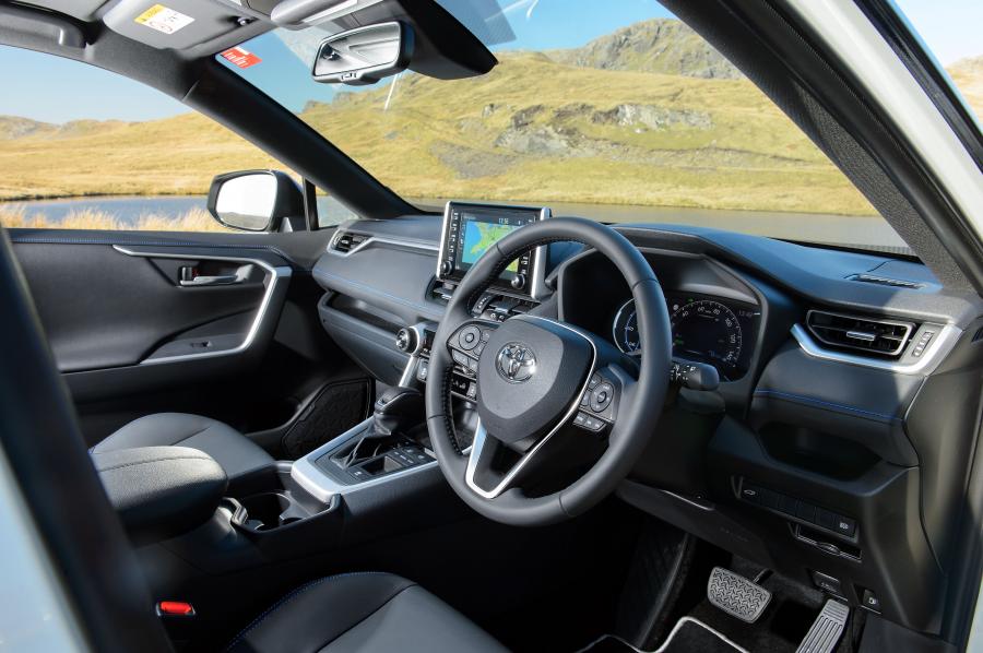 Интерьер Toyota RAV4 Hybrid 2019 года  (UK) (фото 7 из 40)